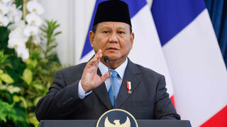 נשיא אינדונזיה פרבואו סביאנטו במסיבת עיתונאים עם נשיא צרפת, עמנואל מקרון