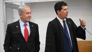 רה"מ בנימין נתניהו נכנס לאולם הדיונים במחוזי ת"א