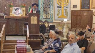תמונתו של חומייני בבית הכנסת בטהרן