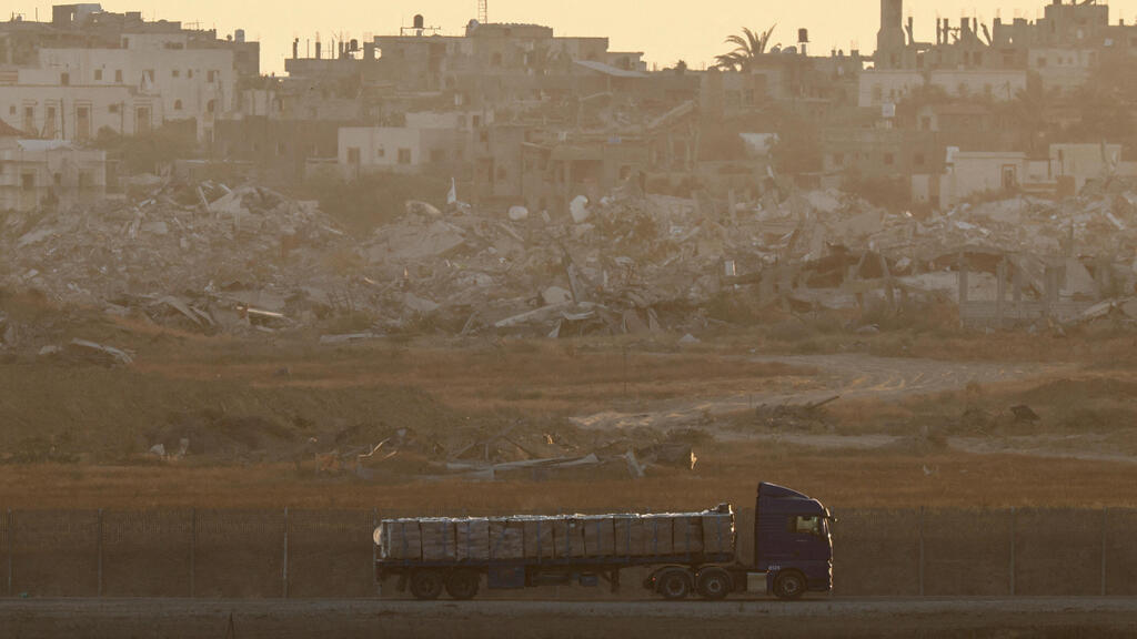 Photo: REUTERS/Amir Cohen משאיות הסיוע בכניסה לרצועת עזה, מעבר כרם שלום