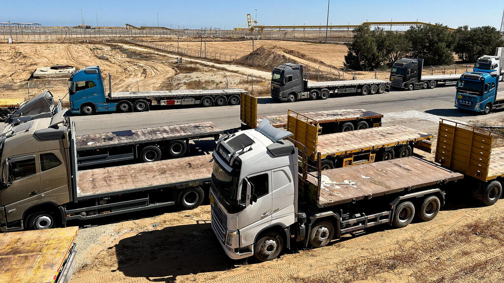 משאיות הסיוע בכניסה לרצועת עזה, מעבר כרם שלום