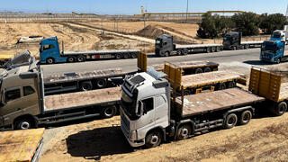 משאיות הסיוע בכניסה לרצועת עזה, מעבר כרם שלום