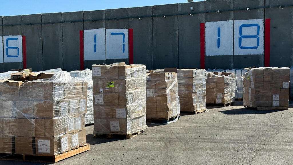 משאיות הסיוע בכניסה לרצועת עזה, מעבר כרם שלום