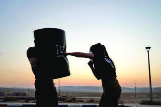 מדריכת קרב מגע