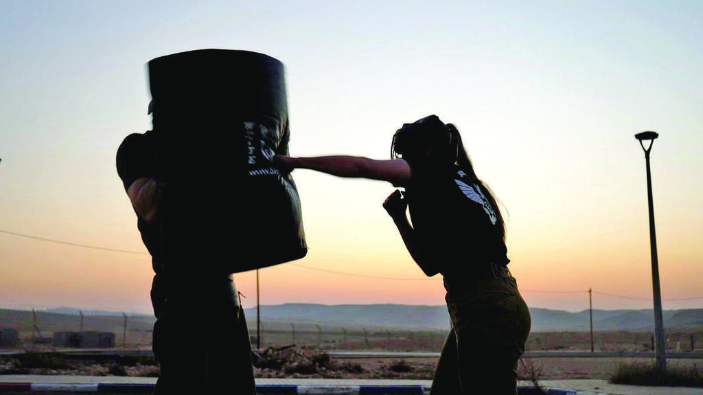 מדריכת קרב מגע