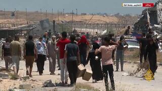 עזתיים מגיעים אל נקודת חלוקת ציוד הסיוע ההומניטרי בנקודת החלוקה בנצרים, רצועת עזה