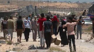 עזתיים מגיעים אל נקודת חלוקת ציוד הסיוע ההומניטרי בנקודת החלוקה בנצרים, רצועת עזה