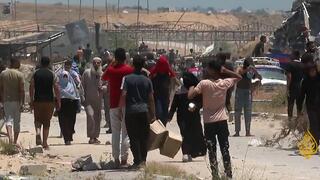 עזתיים מגיעים אל נקודת חלוקת ציוד הסיוע ההומניטרי בנקודת החלוקה בנצרים, רצועת עזה