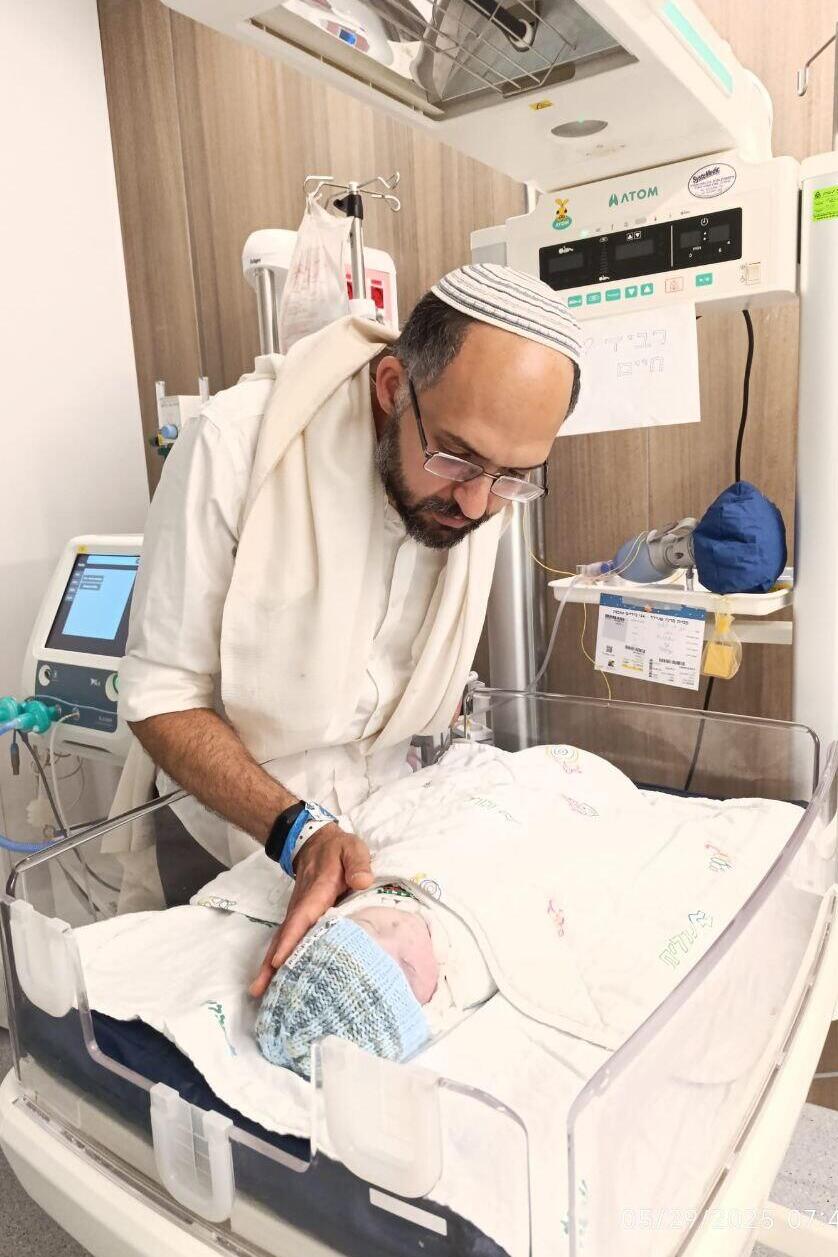 רביד חיים ז"ל תינוקה של  צאלה גז ז"ל ביחד עם אביו חננאל