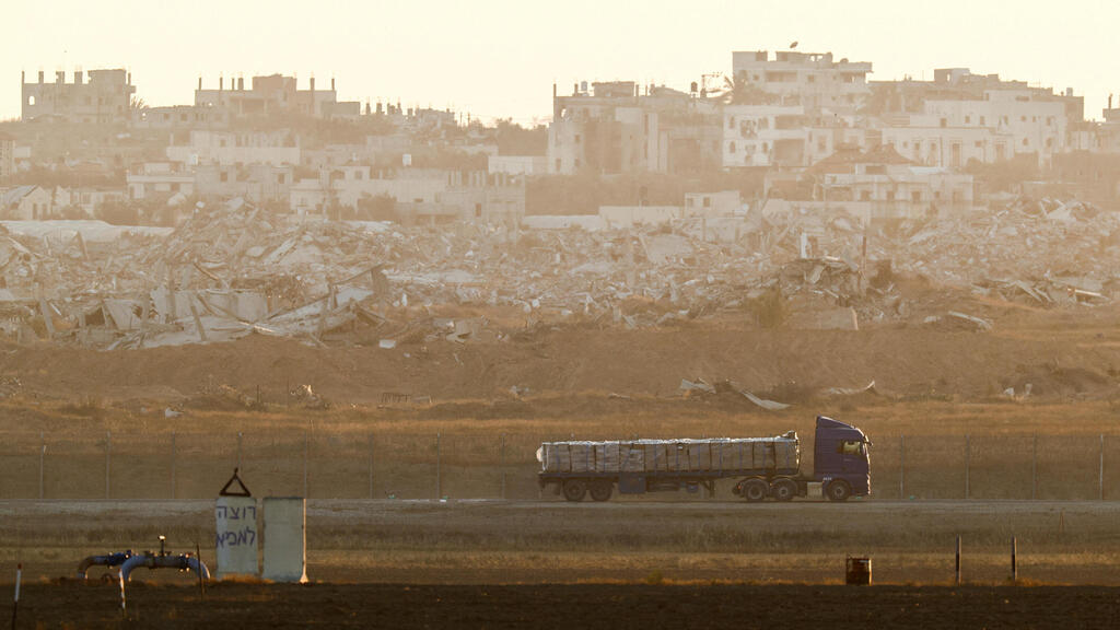 משאיות הסיוע בכניסה לרצועת עזה, מעבר כרם שלום