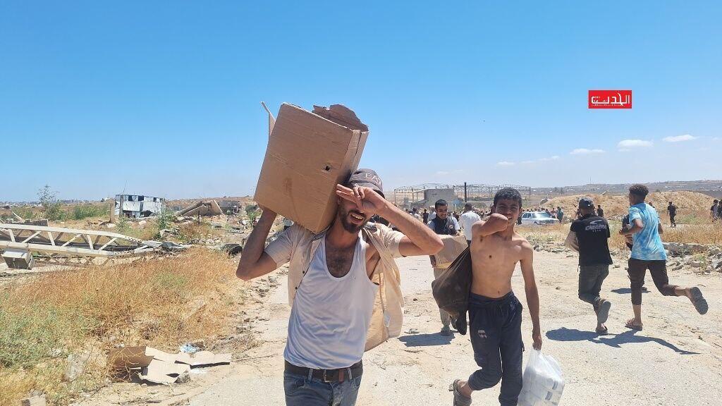 פלסטינים בדרכם למרכז החלוקה בנצרים