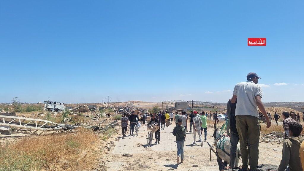 Crowds of Gazans near the Netzarim Corridor distribution area, Thursday פלסטינים בדרכם למרכז החלוקה בנצרים