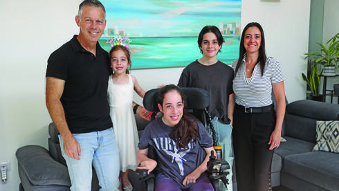 בטי קולבק אהרון ומשפחתה. 