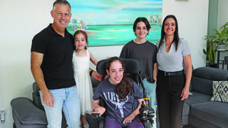 בטי קולבק אהרון ומשפחתה. 