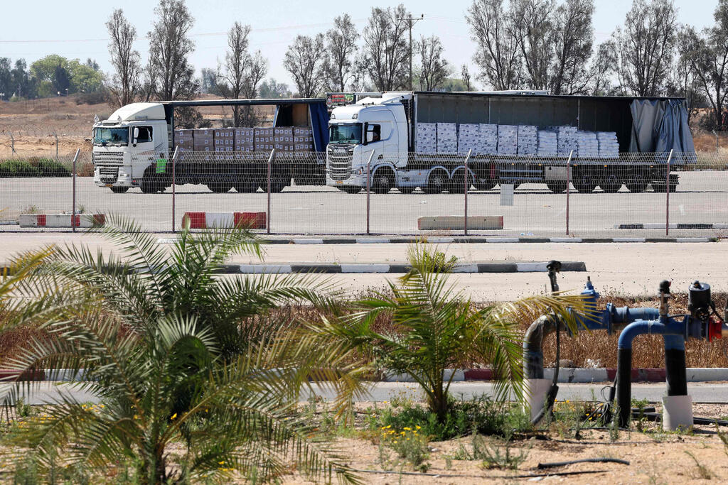 משאיות הסיוע בכניסה לרצועת עזה, מעבר כרם שלום