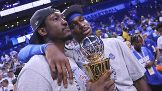 שחקן אוקלהומה סיטי ת'אנדר שיי גילג'ס-אלכסנדר עם ג'יילן וויליאמס