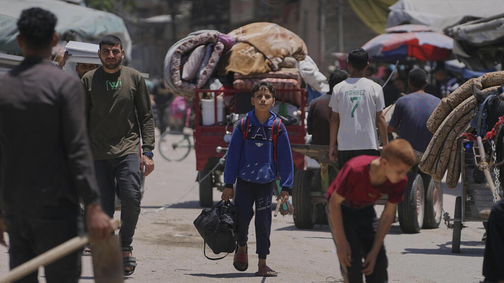 Gaza residents leave northern areas after IDF calls for their evacuation (Photo: Jehad Alshrafi / AP) עקורים מתפנים ממרחב ג'באליה
