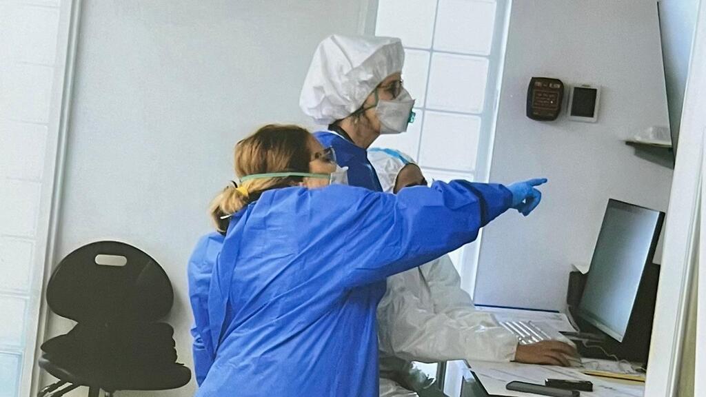 Доктор Шелли Теппер (в синем халате) в Институте судебной медицины в Израиле (Фото: Рои Шабан) ד"ר שלי טפר מתנדבת במכון לרפואה משפטית קיבלה אות מגן שר הבריאות להתנדבות