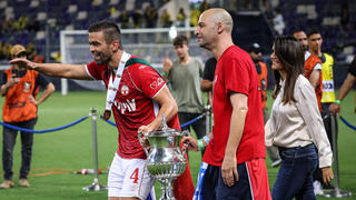 יאיר הורן ומיגל ויטור עם הגביע