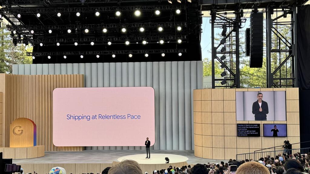 סונדאר פיצ'אי על הבמה באירוע Google I/O 2025