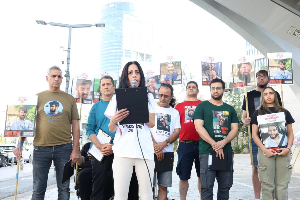 Einav Zangauker at the weekly demonstration by hostage families outside Tel Aviv’s Begin Gate (Photo: Dana Kopel) הצהרת משפחות החטופים בשער בגין