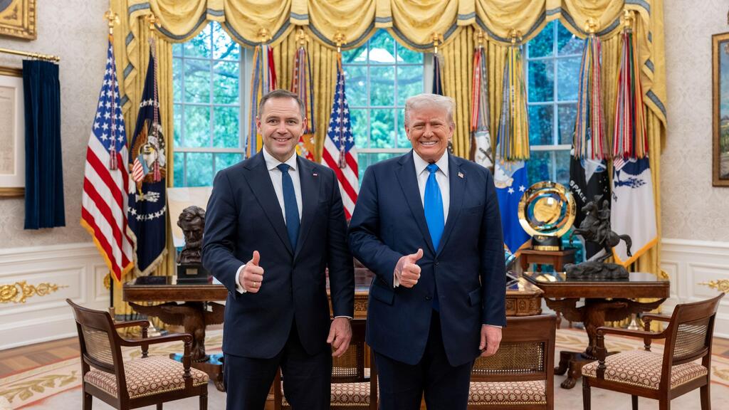 נשיא ארה"ב דונלד טראמפ עם מועמד הימין קרול נברוצקי ב בחירות ב פולין 2 במאי 