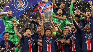 מרקיניוס בגביע מניף את האוזניים הגדולות