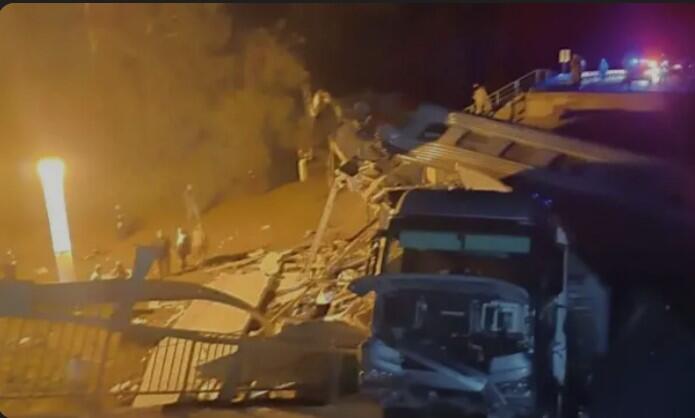 Мост рухнул на поезд в Брянской области
