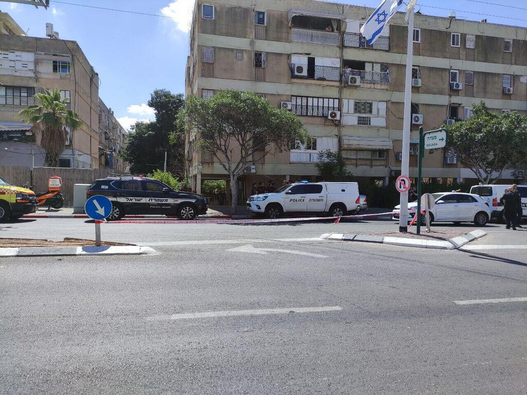 החשוד ברצח מאיים לקפוץ מגג הביניין