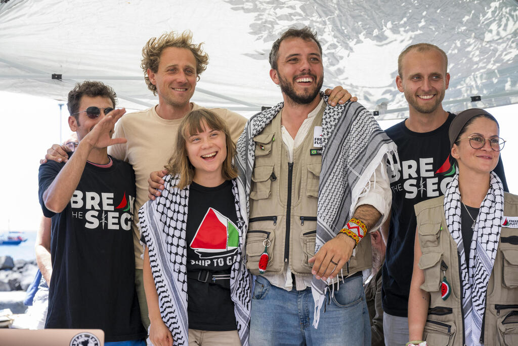 The Madleen crew (Greta Thunberg third from left) before embarking toward Gaza (Photo: Fabrizio Villa/Getty Images) סיציליה, לפני יציאת הספינה לעזה
