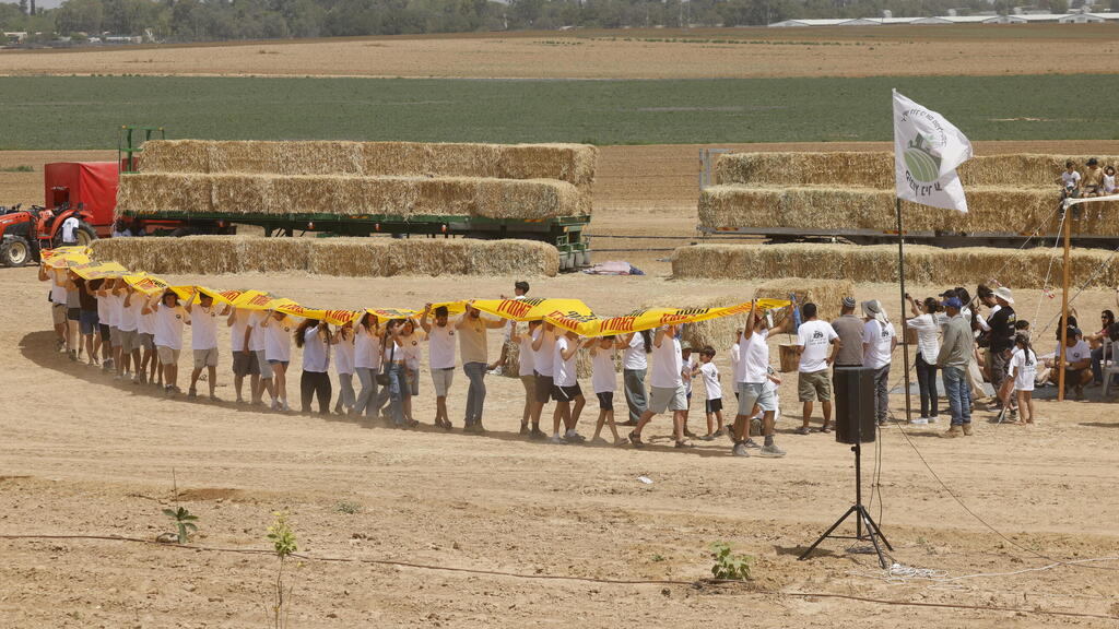 Shavuot celebration (Photo: Ziv Koren) חגיגות חג השבועות בקיבוץ ניר עוז
