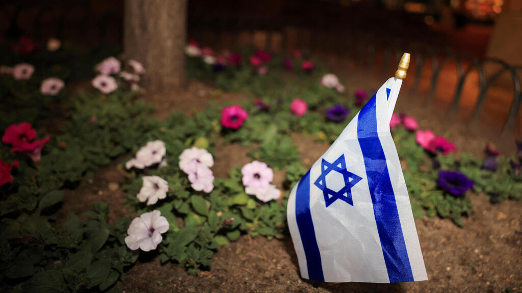 An Israeli flag after the suspected terror attack in Boulder, Colorado (Photo: Kevin Mohatt / Reuters) בולדר קולורדו
