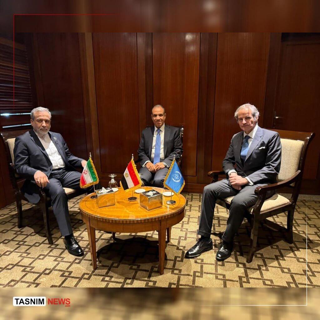 פגישה משולשת בין שר החוץ האיראני עבאס עראקצ'י, שר החוץ המצרי בדר עבד אל-עאטי וראש הסוכנות לאנרגיה אטומית רפאל גרוסי