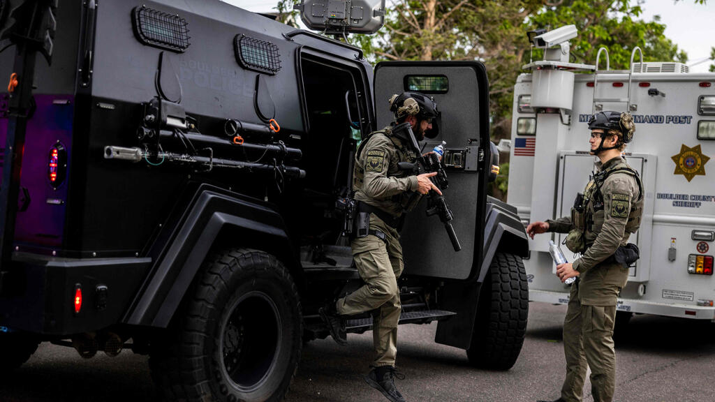 Police at the scene of a terror attack targeting pro-Israel demonstrators in Colorado (Photo: Chet Strange /Getty Images) המשטרה בבולדר באזור פיגוע בקבוקי התבערה