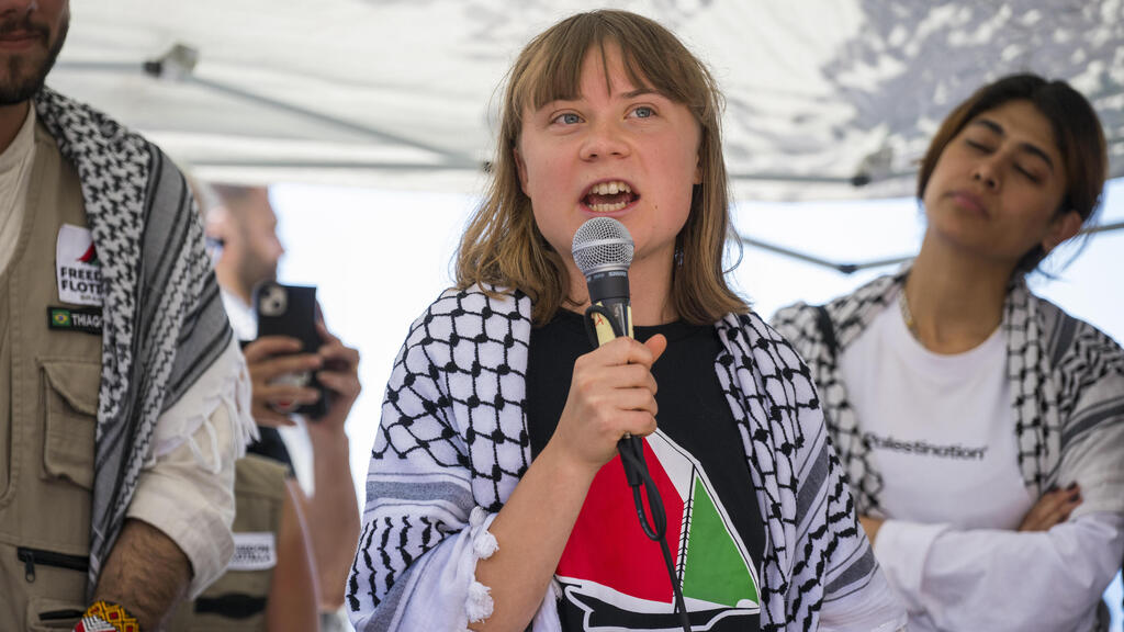 Swedish activist Greta Thurnberg on board the Gaza flotilla ship (Photo: Fabrizio Villa/Getty Images) סיציליה, לפני יציאת הספינה לעזה