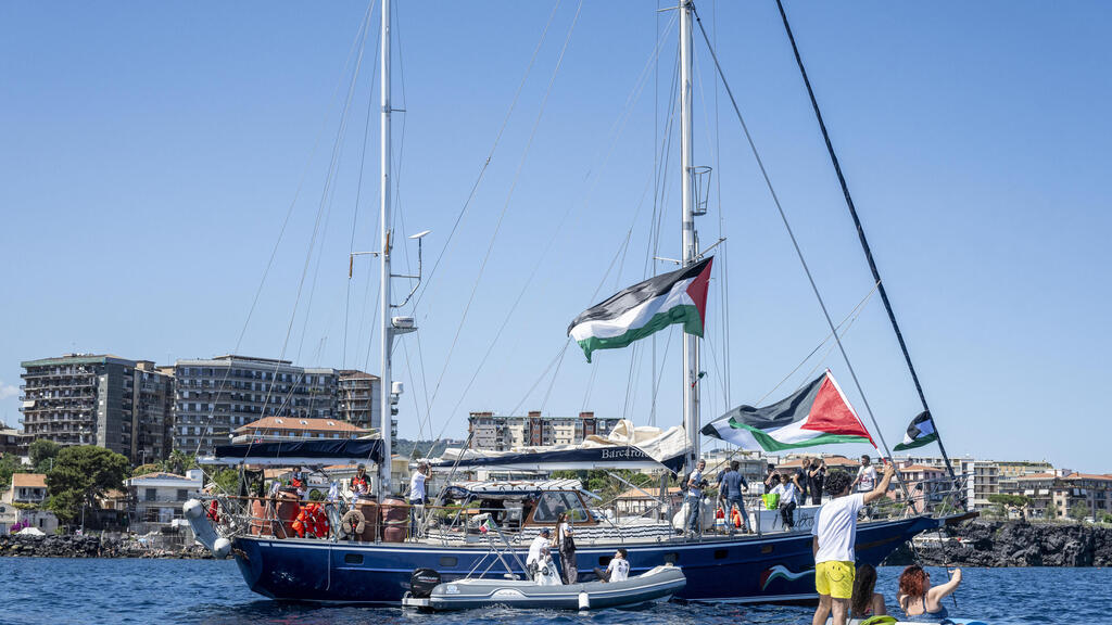 The Gaza flotilla ship leaves from port in Sicilly (Photo: Fabrizio Villa/Getty Images) סיציליה, לפני יציאת הספינה לעזה