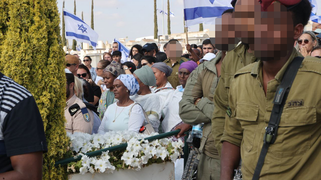 הלווייתו של סמ״ר אופק ברהנה ז"ל בחלקה הצבאית בבית העלמין ביבנה