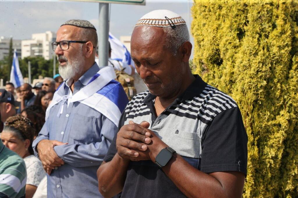הלווייתו של סמ״ר אופק ברהנה ז"ל בחלקה הצבאית בבית העלמין ביבנה