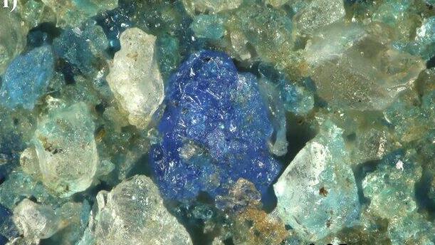 דוגמאות לפריטים שמכילים את הפיגמנט כחול מצרי או עוטרו בו