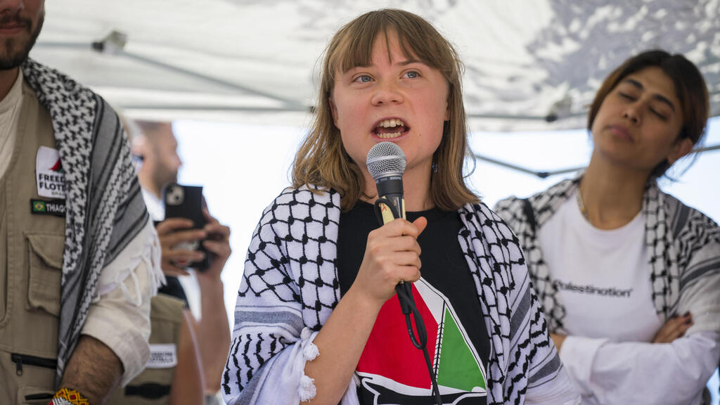 Swedish climate activist Greta Thunberg on board the Madleen (Photo: Salvatore Cavalli Freedom Flotilla Coalition/via Reuters) משט לשבירת מצור ברצועת עזה מדלין