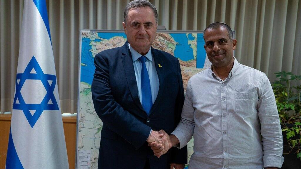 Кац и Авихай Танами после его назначения специальным координатором по работе с подростками из поселений Иудеи и Самарии (Фото: Ариэль Хермони, минобороны) שר הביטחון ישראל כ"ץ ואלוף-משנה (מיל') אביחי תנעמי לאחר המינוי לפרויקטור המיוחד לטיפול בנערי הגבעות ביהודה ושומרון