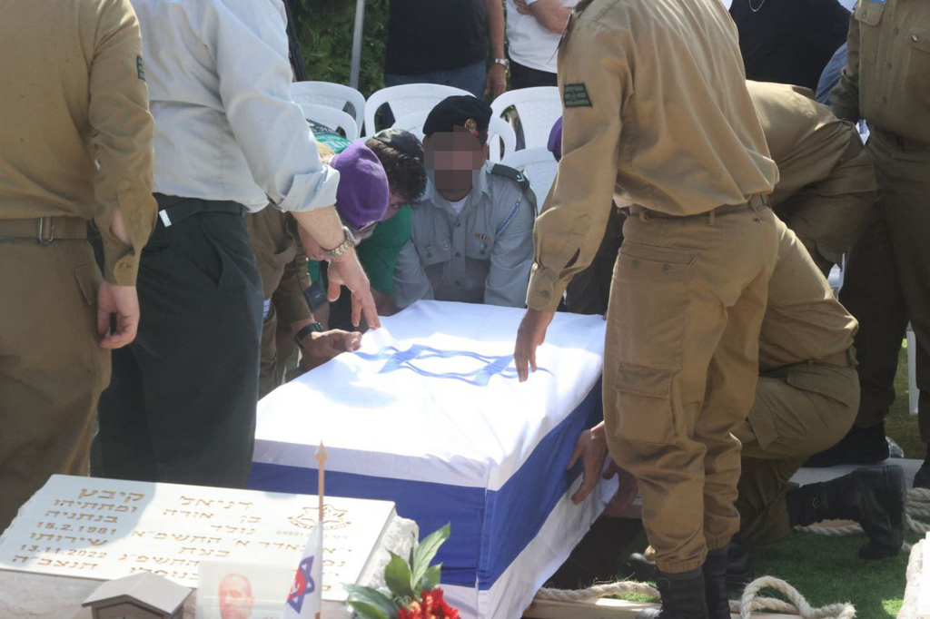 הלווייתו של סמ״ר אופק ברהנה ז"ל בחלקה הצבאית בבית העלמין ביבנה