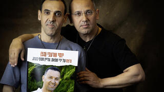 אלי ושרון שרעבי, עם תמונת אחיהם יוסי שרעבי ז"ל