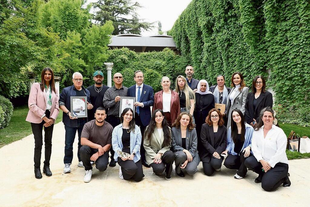 The students meet with President Isaac Herzog, First Lady Michal Herzog and Batia and Idan Ofer at the President's Residence האלמנה ערין חבקה (מימין למיכל הרצוג) במפגש בבית הנשיא