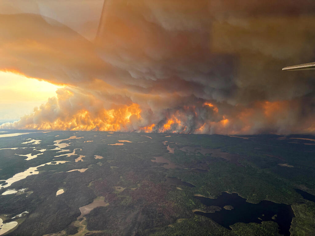 Smoke from wildfires in Canada covers a third of the US (Photo: Manitoba Government/Handout via Reuters) קנדה שריפות עשן מכסה שליש משטח ארה"ב