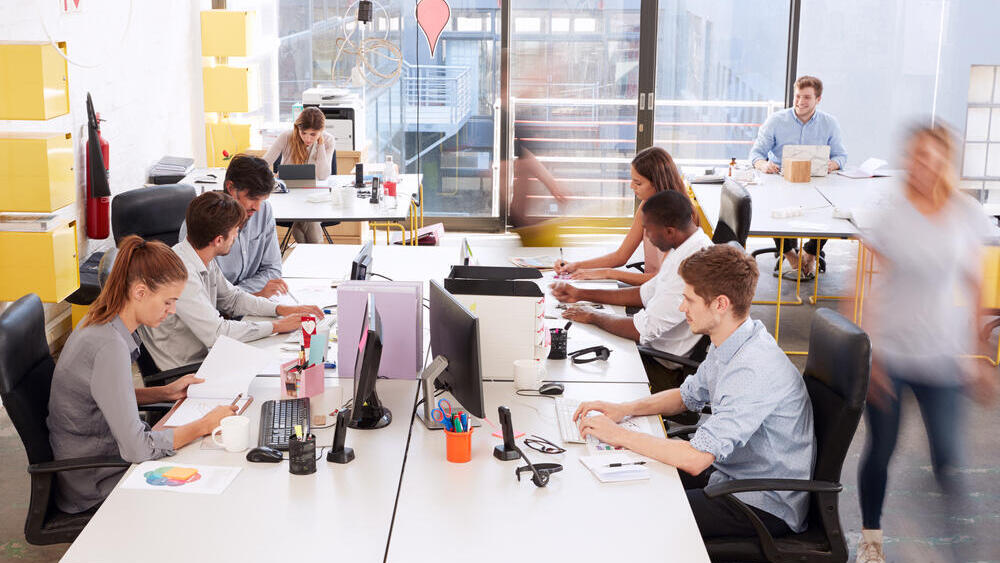 Рабочий офис (Фото: MikeDotta / Shutterstock.com) ״אופן ספייס״. כולם רואים אותך, כל הזמן