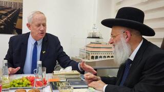ראובן אלבז, חבר מועצת חכמי התורה של ש"ס, בפגישה עם בני גנץ