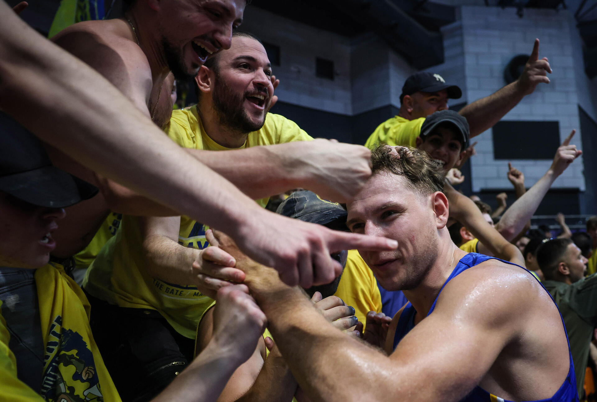 רוקאס יוקובאיטיס חוגג עם האוהדים את עליית מכבי ת"א לגמר הפלייאוף בכדורסל