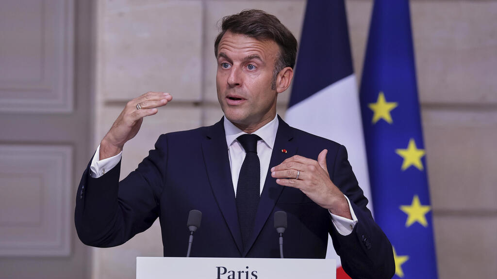 Эмманюэль Макрон (Фото: Christophe Petit Tesson, Pool Photo via AP) שיא ברזיל לואיז אינסיו לולה דה סילבה נואם במסיבת עיתונאים עם נשיא צרפת עמנואל מקרון