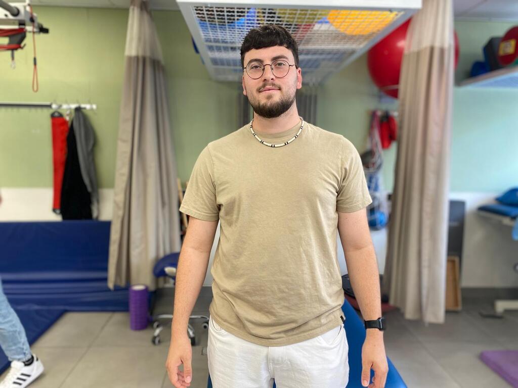 עומר ריינהולד' טיפול עם הפיזיותרפיסט יותם ינאי בביה"ח השיקומי רעות תל אביב